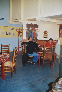 879161 Afbeelding van medewerkers van het Volksbuurtmuseum Wijk C (Waterstraat 27) te Utrecht, zittend aan een tafeltje ...